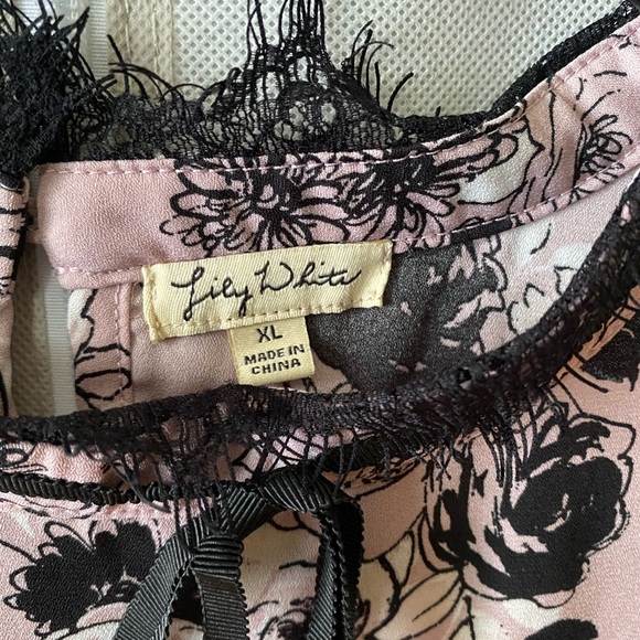 Lily White Floral top - Picture 6 of 7